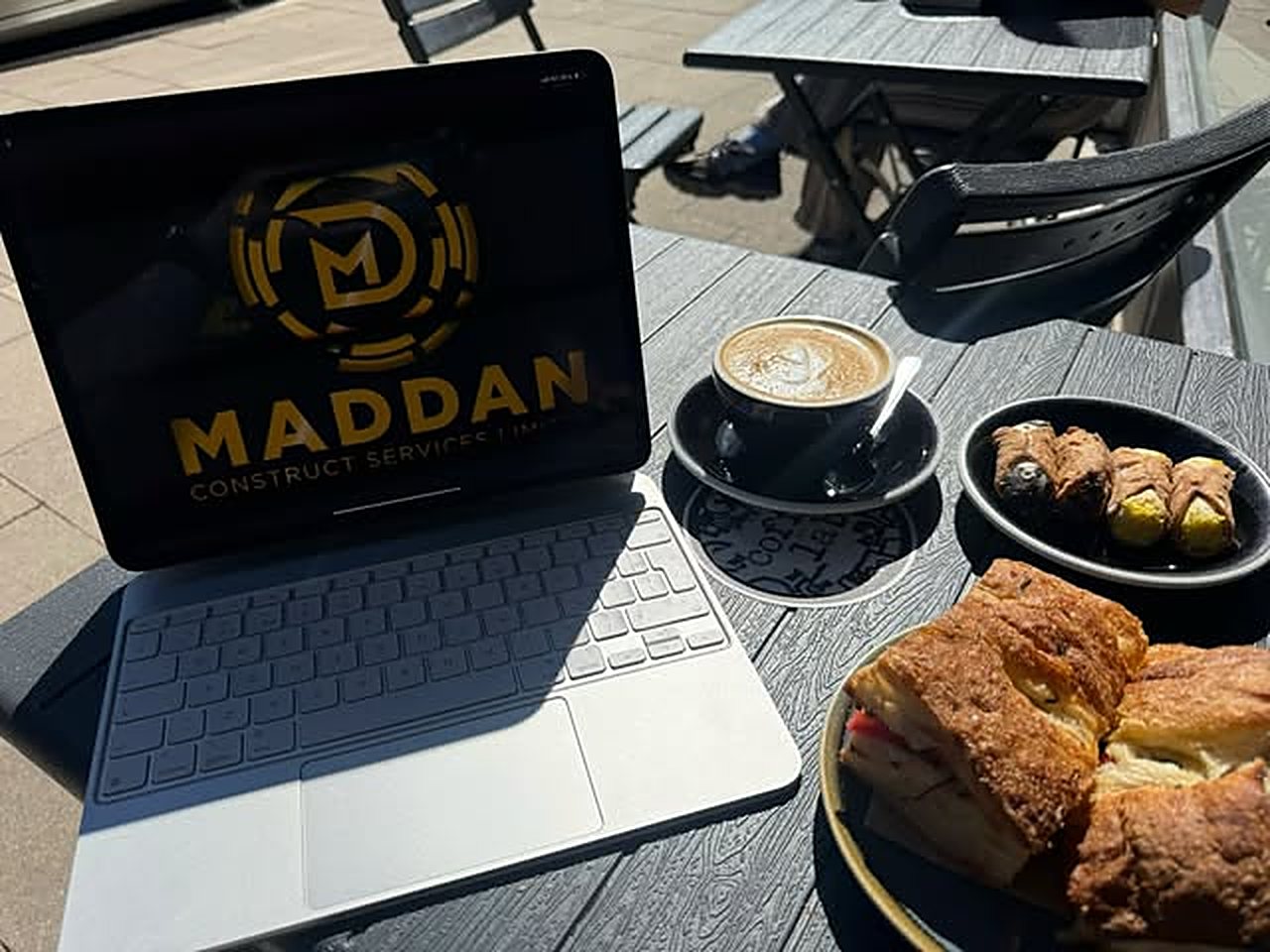 Maddan laptop on a café table